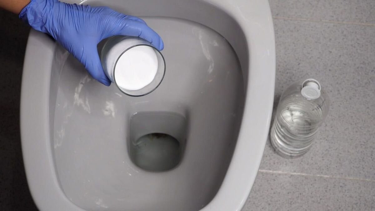 Il segreto delle casalinghe italiane: versa questo nel bagno prima che arrivino gli ospiti