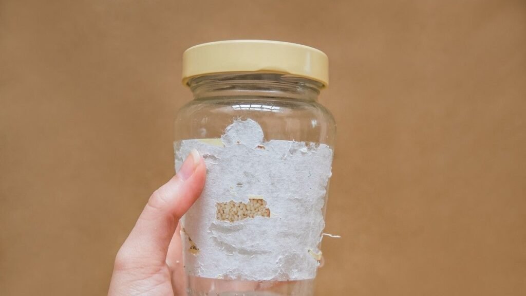 Un modo semplice per rimuovere lo strato di colla dall’etichetta delle stoviglie e non solo