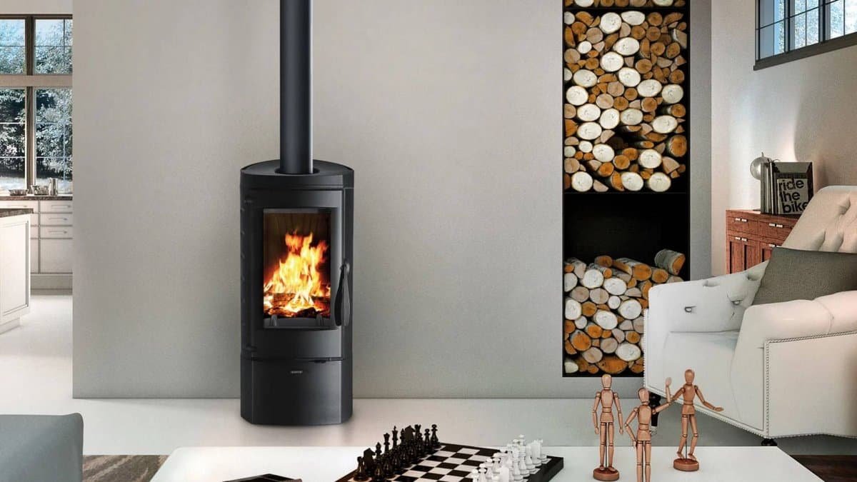 Addio alle stufe a legna e a pellet: si vedono sempre più spesso camini elettrici verticali che riscaldano e danno stile al soggiorno
