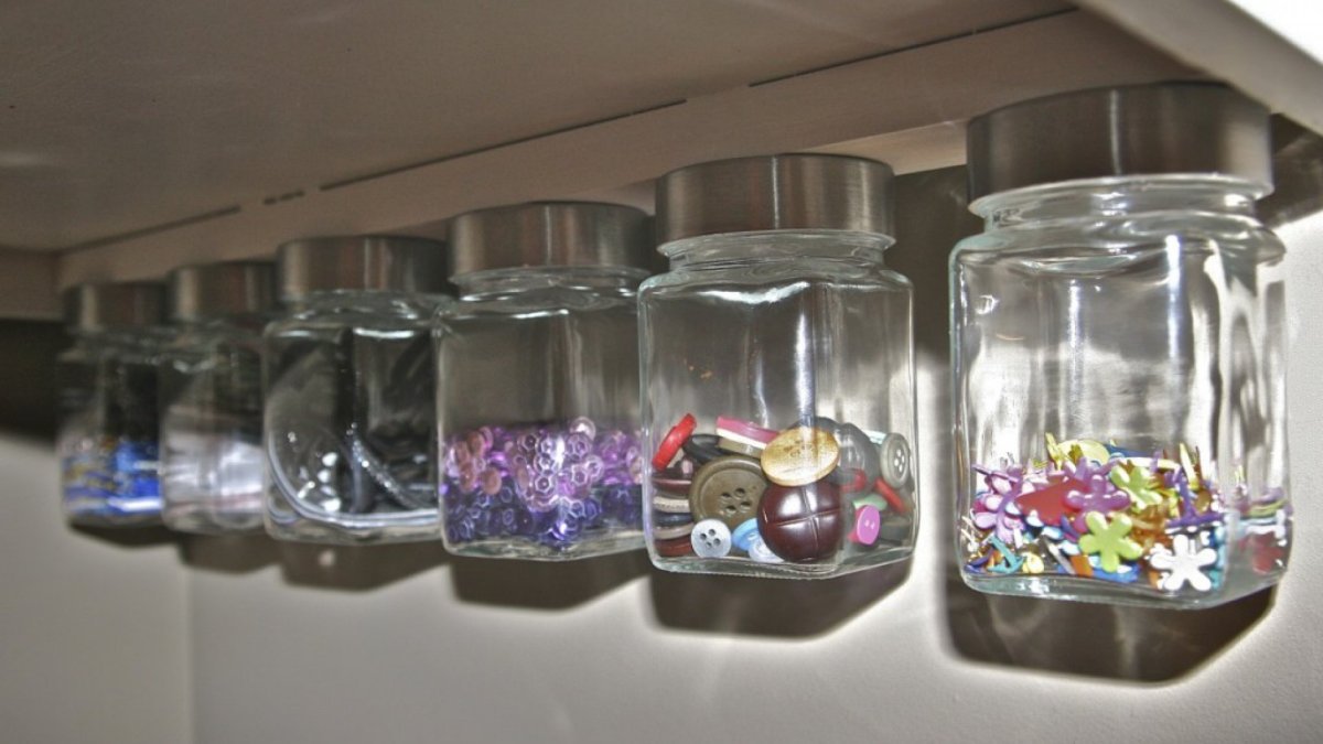 Le esperte casalinghe non buttano via i barattoli di vetro usati: come riutilizzarli