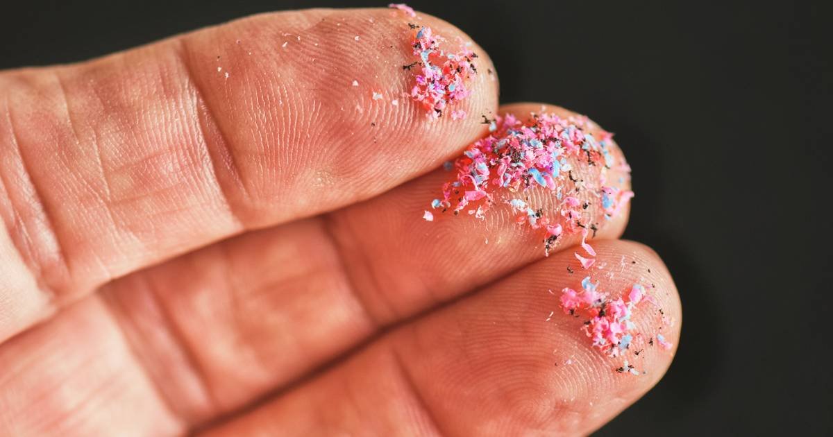 Una studentessa di 18 anni inventa un filtro per l'acqua che rimuove il 95,5% delle microplastiche