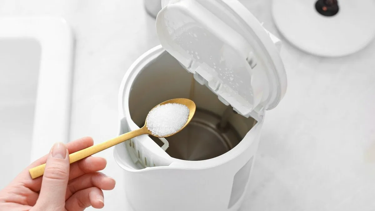 Usa questo al posto dell'aceto il calcare nel bollitore sparirà rapidamente